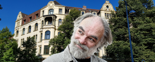 Senior lächelt verschmitzt nach links oben. Senior lächelt verschmitzt nach links oben.