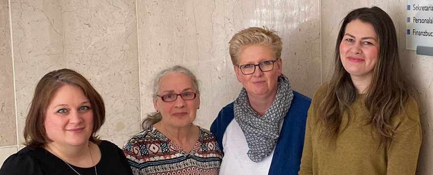 Vier Mitarbeiterinnen aus unserer Personalbuchhaltung. Vier Mitarbeiterinnen aus unserer Personalbuchhaltung.