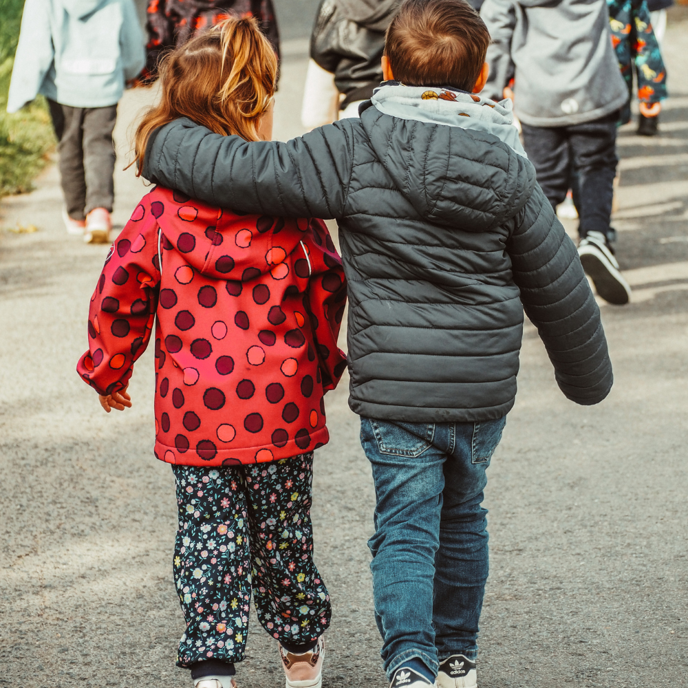 Zwei Kinder im Anorak von hinten Zwei Kinder im Anorak von hinten