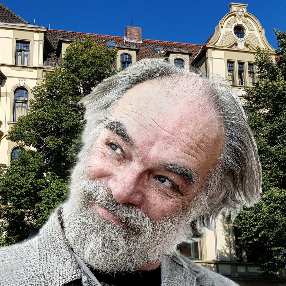 Senior schaut verschmitzt lächelnd nach oben. Senior schaut verschmitzt lächelnd nach oben.