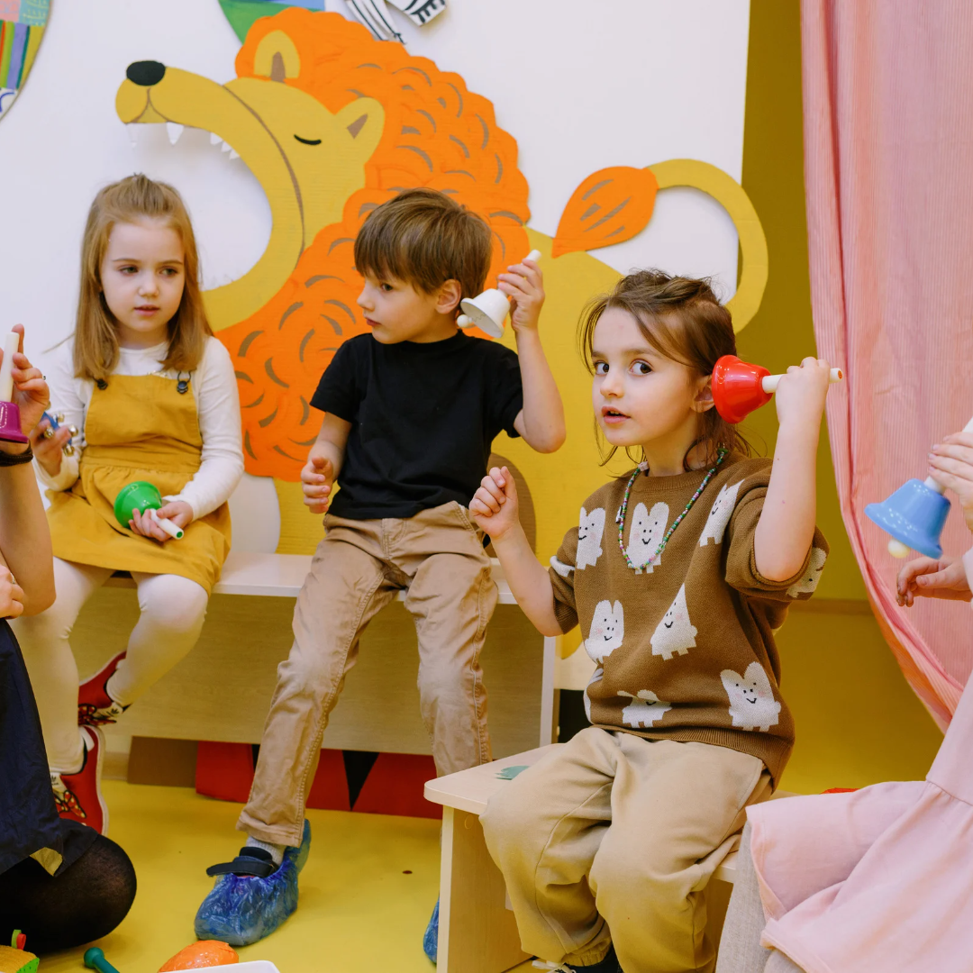 Kinder spielen mit Handglocken Kinder spielen mit Handglocken