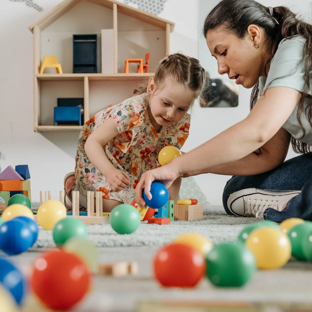 Erzieherin spielt mit Kind Erzieherin spielt mit Kind