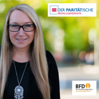 Frau mit langen Haaren vor verschwommenen Hintergrund